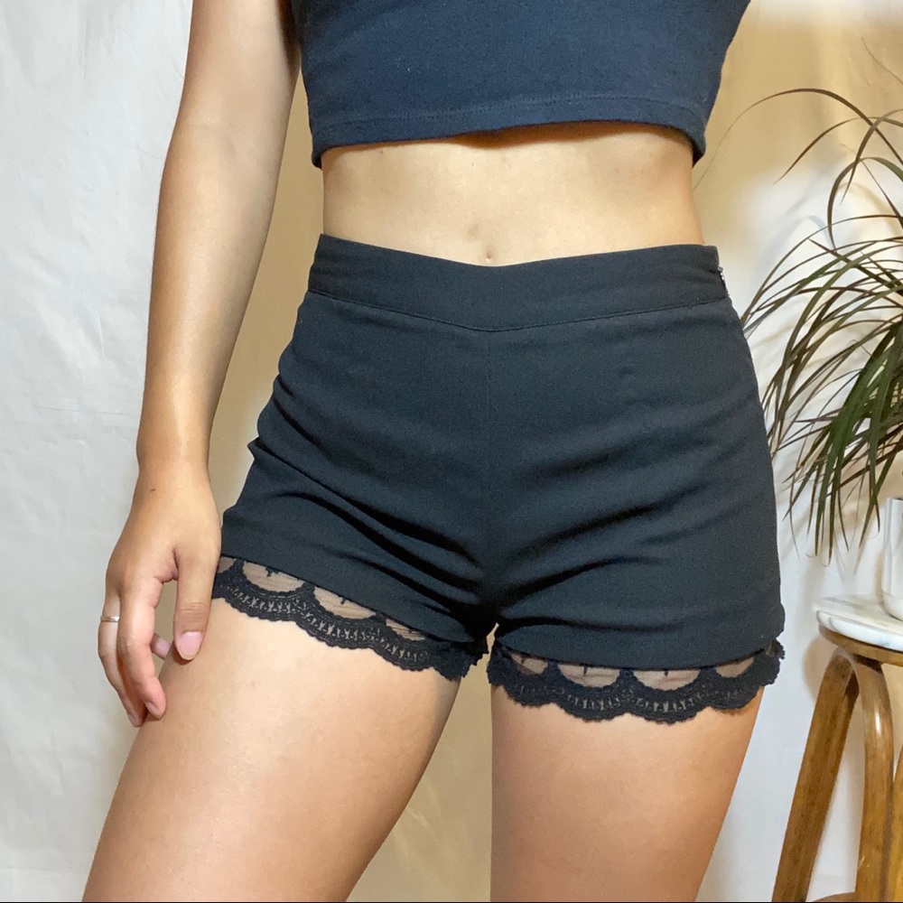 (S) Forever21 black shorts with trim